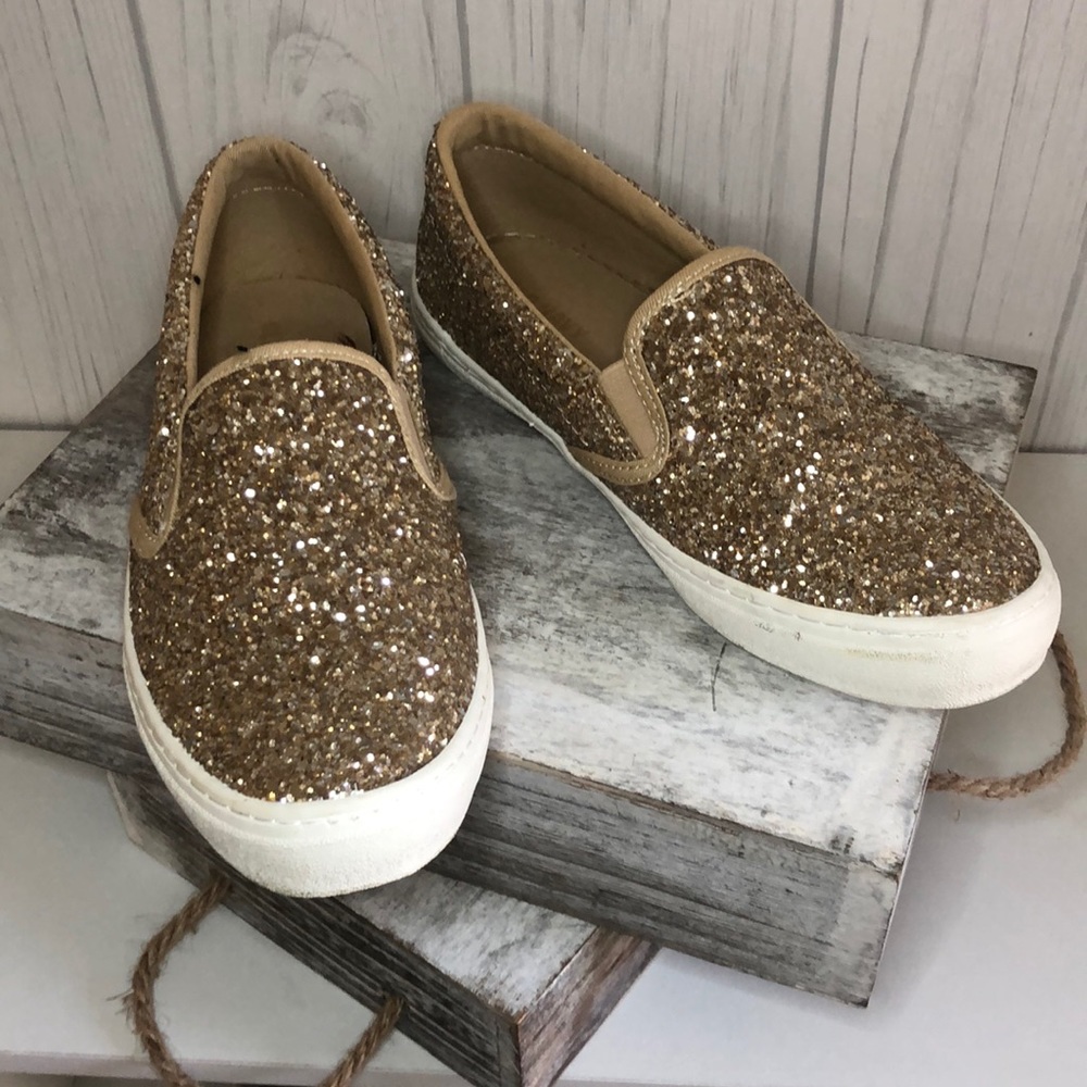 Woman’s size 6 old navy gold glitter slip ons.